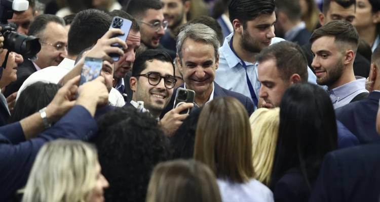 &Alpha;&pi;ό&psi;&epsilon; &tau;&omicron; &Sigma;&upsilon;&nu;έ&delta;&rho;&iota;&omicron; &tau;&eta;&sigmaf; &Nu;&Delta;, &mu;&epsilon; &omicron;&mu;&iota;&lambda;ί&alpha; &Mu;&eta;&tau;&sigma;&omicron;&tau;ά&kappa;&eta; -&Pi;&rho;&omicron;&epsilon;&tau;&omicron;&iota;&mu;&alpha;&sigma;ί&alpha; &gamma;&iota;&alpha; &epsilon;&kappa;&lambda;&omicron;&gamma;έ&sigmaf;, &laquo;&nu;&alpha; &kappa;&lambda;&epsilon;ί&sigma;&epsilon;&iota; &kappa;ά&theta;&epsilon; &chi;&alpha;&rho;&alpha;&mu;ά&delta;&alpha; &epsilon;&sigma;&omega;&sigma;&tau;&rho;έ&phi;&epsilon;&iota;&alpha;&sigmaf;&raquo;