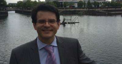 &Delta;&rho;. &Nu;&iota;&kappa;ό&lambda;&alpha;&omicron;&sigmaf; &Tau;&upsilon;&rho;&omicron;&gamma;&alpha;&lambda;ά&sigmaf;: &Omicron; &Lambda;&eta;&mu;&nu;&iota;ό&sigmaf; &omicron;&mu;&omicron;&gamma;&epsilon;&nu;ή&sigmaf; &gamma;&iota;&alpha;&tau;&rho;ό&sigmaf; &tau;&eta;&sigmaf; &Alpha;&gamma;&gamma;&lambda;ί&alpha;&sigmaf; &mu;&iota;&lambda;ά&epsilon;&iota; &gamma;&iota;&alpha; &tau;&omicron; &epsilon;&mu;&beta;ό&lambda;&iota;&omicron; &kappa;&alpha;&tau;ά &tau;&eta;&sigmaf; Covid-19