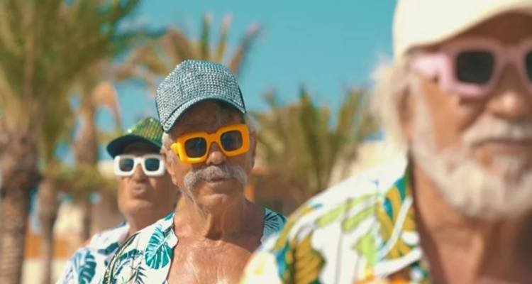 &laquo;&Sigma;&tau;ά&kappa;&alpha; &mu;&epsilon; &tau;' &alpha;&upsilon;&gamma;ά&raquo; -&Omicron;&iota; &Kappa;&rho;&eta;&tau;&iota;&kappa;&omicron;ί &pi;&alpha;&pi;&pi;&omicron;ύ&delta;&epsilon;&sigmaf; &alpha;&nu;&omicron;ί&gamma;&omicron;&upsilon;&nu; &beta;&epsilon;&nu;&tau;έ&tau;&alpha; &mu;&epsilon; &tau;&iota;&sigmaf; viral &gamma;&iota;&alpha;&gamma;&iota;ά&delta;&epsilon;&sigmaf; [&beta;ί&nu;&tau;&epsilon;&omicron;]