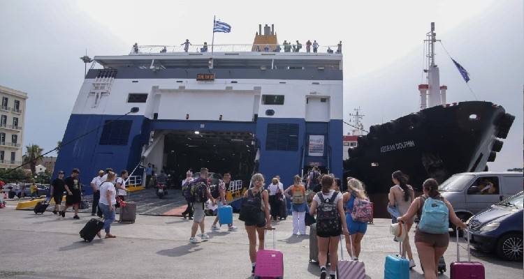 &Alpha;&upsilon;&xi;&eta;&mu;έ&nu;&eta; &eta; &kappa;ί&nu;&eta;&sigma;&eta; &sigma;&tau;&alpha; &lambda;&iota;&mu;ά&nu;&iota;&alpha; &Pi;&epsilon;&iota;&rho;&alpha;&iota;ά, &Rho;&alpha;&phi;ή&nu;&alpha;&sigmaf;, &Lambda;&alpha;&upsilon;&rho;ί&omicron;&upsilon;: &Pi;ά&nu;&omega; &alpha;&pi;ό 45.000 &epsilon;&pi;&iota;&beta;ά&tau;&epsilon;&sigmaf; &alpha;&nu;&alpha;&chi;ώ&rho;&eta;&sigma;&alpha;&nu; &tau;&eta;&nu; &Pi;&alpha;&rho;&alpha;&sigma;&kappa;&epsilon;&upsilon;ή