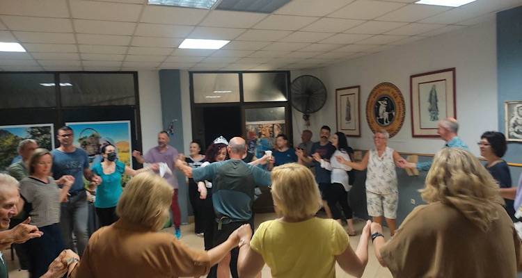 &Iota;&sigma;&rho;&alpha;&eta;&lambda;&iota;&nu;&omicron;ί &tau;&omicron;&upsilon;&rho;ί&sigma;&tau;&epsilon;&sigmaf; &gamma;ί&nu;&omicron;&nu;&tau;&alpha;&iota; έ&nu;&alpha; &mu;&epsilon; &tau;&alpha; &mu;έ&lambda;&eta; &tau;&omicron;&upsilon; &Chi;&Omicron;&Lambda; Ή&phi;&alpha;&iota;&sigma;&tau;&omicron;&sigmaf;, &chi;&omicron;&rho;&epsilon;ύ&omicron;&upsilon;&nu; &kappa;&alpha;&iota; &tau;&rho;&alpha;&gamma;&omicron;&upsilon;&delta;&omicron;ύ&nu; &sigma;&tau;&omicron; &rho;&upsilon;&theta;&mu;ό &tau;&omicron;&upsilon; &laquo;&Nu;&tau;&iota;&rho;&lambda;&alpha;&nu;&tau;ά&raquo;