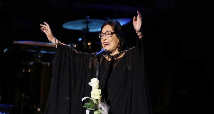 Η Νάνα Μούσχουρη σταματά το τραγούδι: «Θα δώσω μερικές παραστάσεις και σταματώ, νομίζω έχω κάνει αρκετά»