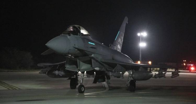 ΗΠΑ και Βρετανία βομβάρδισαν δεκάδες εγκαταστάσεις των ανταρτών Χούθι στην Υεμένη