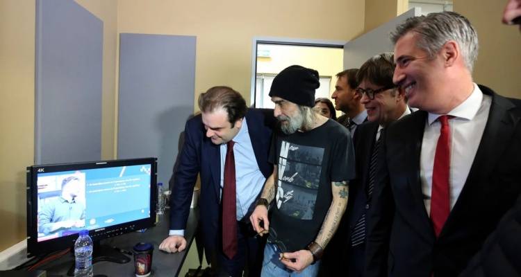 &Pi;&iota;&epsilon;&rho;&rho;&alpha;&kappa;ά&kappa;&eta;&sigmaf;: &Pi;&alpha;&rho;&omicron;&upsilon;&sigma;ί&alpha;&sigma;&epsilon; &tau;&omicron; &laquo;&Psi;&eta;&phi;&iota;&alpha;&kappa;ό &Phi;&rho;&omicron;&nu;&tau;&iota;&sigma;&tau;ή&rho;&iota;&omicron;&raquo; &sigma;&epsilon; &sigma;&tau;&epsilon;&lambda;έ&chi;&eta; &tau;&eta;&sigmaf; &Epsilon;&upsilon;&rho;&omega;&pi;&alpha;ϊ&kappa;ή&sigmaf; &Epsilon;&pi;&iota;&tau;&rho;&omicron;&pi;ή&sigmaf;