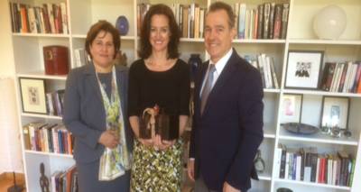 &Mu;&epsilon; &tau;&eta;&nu; &pi;&rho;έ&sigma;&beta;&epsilon;&iota;&rho;&alpha; &tau;&eta;&sigmaf; &Alpha;&upsilon;&sigma;&tau;&rho;&alpha;&lambda;ί&alpha;&sigmaf; &sigma;&upsilon;&nu;&alpha;&nu;&tau;ή&theta;&eta;&kappa;&alpha;&nu; &Kappa;&alpha;&lambda;&omicron;&gamma;ή&rho;&omicron;&upsilon; &ndash; &Gamma;&iota;&alpha;&rho;&mu;&alpha;&delta;&omicron;ύ&rho;&omicron;&sigmaf;