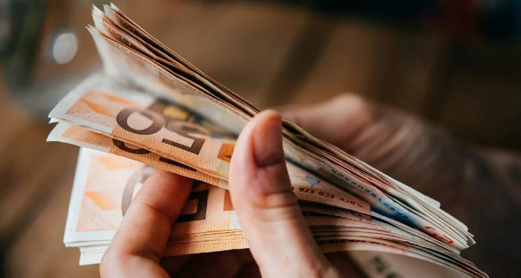 &Tau;&omicron; &pi;&epsilon;ί&rho;&alpha;&mu;&alpha; &tau;&eta;&sigmaf; &Gamma;&epsilon;&rho;&mu;&alpha;&nu;ί&alpha;&sigmaf;: 122 ά&tau;&omicron;&mu;&alpha; &theta;&alpha; &pi;&alpha;ί&rho;&nu;&omicron;&upsilon;&nu; 1.200 &epsilon;&upsilon;&rho;ώ &kappa;ά&theta;&epsilon; &mu;ή&nu;&alpha; &gamma;&iota;&alpha; 3 &chi;&rho;ό&nu;&iota;&alpha;, &chi;&omega;&rho;ί&sigmaf; &kappa;&alpha;&mu;ί&alpha; &upsilon;&pi;&omicron;&chi;&rho;έ&omega;&sigma;&eta;