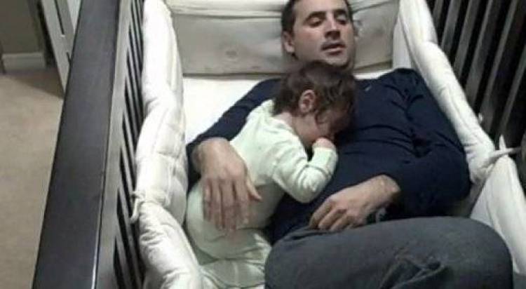 Τα νυχτερινά βάσανα ενός μπαμπά (βίντεο)