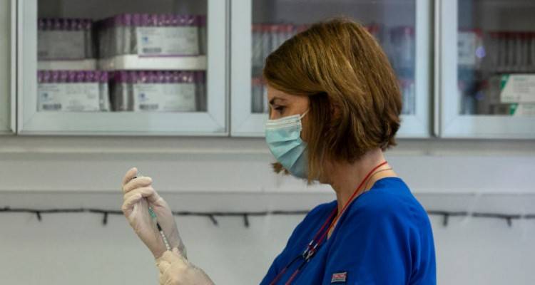 Στις 20 Ιανουαρίου ο εμβολιασμός στον γενικό πληθυσμό | Το σχέδιο διάθεσης των εμβολίων στη χώρα