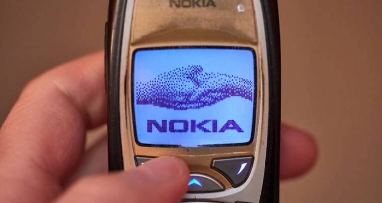 Το comeback των χαζών τηλεφώνων: Η νέα γενιά έχει ανάγκη από ψηφιακή αποτοξίνωση