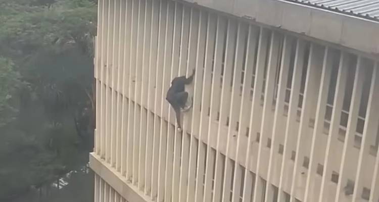 Viral η απόδραση διαρρήκτη από δικαστήριο -Βγήκε από το παράθυρο του 3ου ορόφου [βίντεο]