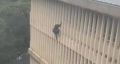 Viral η απόδραση διαρρήκτη από δικαστήριο -Βγήκε από το παράθυρο του 3ου ορόφου [βίντεο]