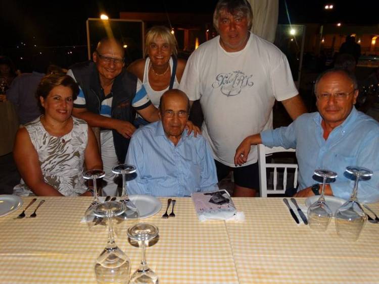 &Delta;&epsilon;ί&pi;&nu;&omicron; &mu;&epsilon; &kappa;&upsilon;&rho;ί&omega;&sigmaf;...&pi;&iota;ά&tau;&omicron; &tau;&omicron; &mu;έ&lambda;&lambda;&omicron;&nu; &tau;&omicron;&upsilon; &Gamma;&alpha;&rho;&omicron;&phi;&alpha;&lambda;&lambda;ί&delta;&epsilon;&iota;&omicron;&upsilon; (photos)