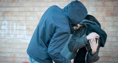 Ά&gamma;&rho;&iota;&alpha; &epsilon;&pi;ί&theta;&epsilon;&sigma;&eta; &sigma;&tau;&eta; &Nu;έ&alpha; &Phi;&iota;&lambda;&alpha;&delta;έ&lambda;&phi;&epsilon;&iota;&alpha;: 25&chi;&rho;&omicron;&nu;&omicron;&sigmaf; έ&sigma;&pi;&alpha;&sigma;&epsilon; &tau;&eta; &gamma;&nu;ά&theta;&omicron; 17&chi;&rho;&omicron;&nu;&omicron;&upsilon; &Alpha;&mu;&epsilon;&Alpha; &epsilon;&pi;&epsilon;&iota;&delta;ή &eta; &alpha;&delta;&epsilon;&lambda;&phi;ή &tau;&omicron;&upsilon;... &sigma;&kappa;&omicron;ύ&nu;&tau;&eta;&sigma;&epsilon; &tau;&eta;&nu; &kappa;&omicron;&pi;έ&lambda;&alpha; &tau;&omicron;&upsilon;