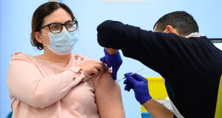 Βρετανία-Μετάλλαξη Όμικρον: Αγώνας δρόμου να σωθούν τα Χριστούγεννα