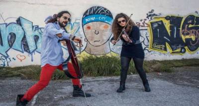 String Demons: &Omicron;&iota; &rho;ό&kappa;&epsilon;&rho; &tau;&eta;&sigmaf; &kappa;&lambda;&alpha;&sigma;&iota;&kappa;ή&sigmaf; &mu;&omicron;&upsilon;&sigma;&iota;&kappa;ή&sigmaf; &sigma;&tau;&eta; &Lambda;ή&mu;&nu;&omicron;