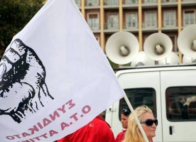 Συμβολική κατάληψη με κάλαντα στο γραφείο του Γρηγοράκου