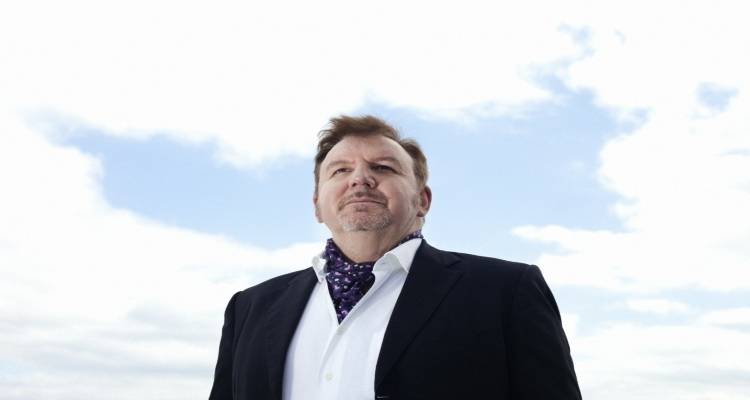 Ο Βρετανός παρουσιαστής του MTV που τα παράτησε όλα για να ζήσει στην Ελλάδα.