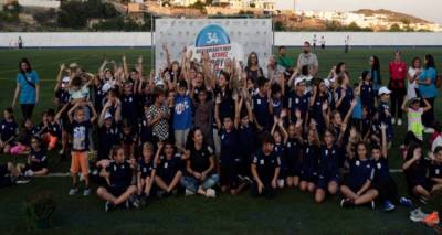 &Mu;&epsilon; &pi;&alpha;&iota;&delta;&iota;&kappa;ά &chi;&alpha;&mu;ό&gamma;&epsilon;&lambda;&alpha; &kappa;&alpha;&iota; &epsilon;&pi;&iota;&tau;&upsilon;&chi;ί&epsilon;&sigmaf; &gamma;&iota;&alpha; &tau;&eta; &Lambda;ή&mu;&nu;&omicron; έ&pi;&epsilon;&sigma;&epsilon; &eta; &alpha;&upsilon;&lambda;&alpha;ί&alpha; &tau;&omega;&nu; &Alpha;&iota;&gamma;&alpha;&iota;&omicron;&pi;&epsilon;&lambda;&alpha;&gamma;ί&tau;&iota;&kappa;&omega;&nu; &Alpha;&gamma;ώ&nu;&omega;&nu;