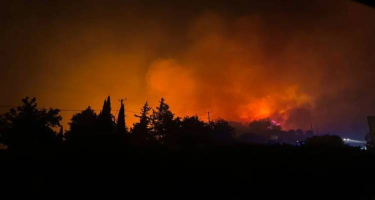 Πύρινη κόλαση στην Κύπρο -Δύο νεκροί στη Λεμεσό, κάηκαν σπίτια -Συνεχείς εκκενώσεις [εικόνες &amp; βίντεο]