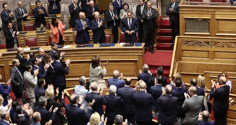 &Pi;&alpha;&tau;ά&epsilon;&iota; &laquo;&gamma;&kappa;ά&zeta;&iota;&raquo; &eta; &kappa;&upsilon;&beta;έ&rho;&nu;&eta;&sigma;&eta; &mu;&epsilon;&tau;ά &tau;&eta; &psi;ή&phi;&omicron; &epsilon;&mu;&pi;&iota;&sigma;&tau;&omicron;&sigma;ύ&nu;&eta;&sigmaf;: &Pi;&rho;ώ&tau;&omicron;&sigmaf; &sigma;&tau;ό&chi;&omicron;&sigmaf; &eta; &psi;ή&phi;&omicron;&sigmaf; &alpha;&pi;&omicron;&delta;ή&mu;&omega;&nu; | Ό&sigma;&alpha; έ&gamma;&iota;&nu;&alpha;&nu; &sigma;&tau;&eta; &Beta;&omicron;&upsilon;&lambda;ή