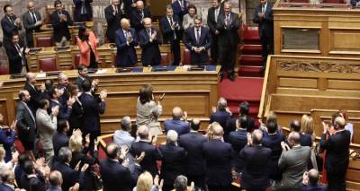 &Pi;&alpha;&tau;ά&epsilon;&iota; &laquo;&gamma;&kappa;ά&zeta;&iota;&raquo; &eta; &kappa;&upsilon;&beta;έ&rho;&nu;&eta;&sigma;&eta; &mu;&epsilon;&tau;ά &tau;&eta; &psi;ή&phi;&omicron; &epsilon;&mu;&pi;&iota;&sigma;&tau;&omicron;&sigma;ύ&nu;&eta;&sigmaf;: &Pi;&rho;ώ&tau;&omicron;&sigmaf; &sigma;&tau;ό&chi;&omicron;&sigmaf; &eta; &psi;ή&phi;&omicron;&sigmaf; &alpha;&pi;&omicron;&delta;ή&mu;&omega;&nu; | Ό&sigma;&alpha; έ&gamma;&iota;&nu;&alpha;&nu; &sigma;&tau;&eta; &Beta;&omicron;&upsilon;&lambda;ή