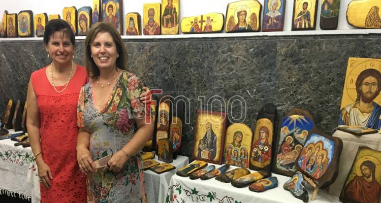 &Lambda;ή&mu;&nu;&omicron;&sigmaf;: &Nu;&tau;ί&nu;&alpha; &Sigma;&tau;&alpha;&mu;&alpha;&tau;ί&omicron;&upsilon; &kappa;&alpha;&iota; &Delta;ώ&rho;&alpha; &Beta;&alpha;&lambda;&sigma;&alpha;&mu;ά &pi;&alpha;&rho;&omicron;&upsilon;&sigma;&iota;ά&zeta;&omicron;&upsilon;&nu; &tau;&iota;&sigmaf; &delta;&eta;&mu;&iota;&omicron;&upsilon;&rho;&gamma;ί&epsilon;&sigmaf; &tau;&omicron;&upsilon;&sigmaf; &sigma;&tau;&eta;&nu; &Kappa;&alpha;&rho;&alpha;&tau;&zeta;ά&delta;&epsilon;&iota;&omicron; &Beta;&iota;&beta;&lambda;&iota;&omicron;&theta;ή&kappa;&eta; (photos)