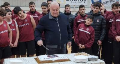 &Mu;&epsilon; &tau;&eta;&nu; &pi;&alpha;&rho;&omicron;&upsilon;&sigma;ί&alpha; &Mu;&pi;&omicron;ύ&mu;&pi;&omicron;&upsilon;&rho;&alpha; &eta; &kappa;&omicron;&pi;ή &pi;ί&tau;&alpha;&sigmaf; &tau;&omicron;&upsilon; &Eta;&phi;&alpha;ί&sigma;&tau;&omicron;&upsilon;