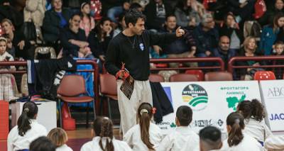 &Nu;έ&alpha; &chi;&rho;&omicron;&nu;&iota;ά, &nu;έ&epsilon;&sigmaf; &sigma;&upsilon;&nu;&epsilon;&rho;&gamma;&alpha;&sigma;ί&epsilon;&sigmaf; &gamma;&iota;&alpha; &tau;&omicron;&nu; &laquo;&Epsilon;&Lambda;&Epsilon;&Upsilon;&Theta;&Epsilon;&Rho;&Iota;&Omicron;&raquo;