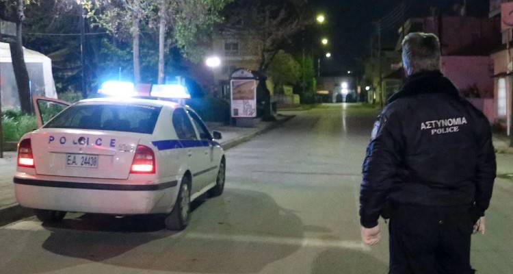 &Phi;&iota;&lambda;&iota;&alpha;&tau;&rho;ά: 19&chi;&rho;&omicron;&nu;&eta; &epsilon;&xi;έ&delta;&iota;&delta;&epsilon; &tau;&eta;&nu; 14&chi;&rho;&omicron;&nu;&eta; &alpha;&delta;&epsilon;&lambda;&phi;ή &tau;&eta;&sigmaf; | &Tau;&eta;&nu; &kappa;&alpha;&tau;ή&gamma;&gamma;&epsilon;&iota;&lambda;&epsilon; &omicron; &pi;&alpha;&tau;έ&rho;&alpha;&sigmaf; &tau;&omicron;&upsilon;&sigmaf;, &eta; &upsilon;&pi;ό&theta;&epsilon;&sigma;&eta; &pi;&omicron;&upsilon; &sigma;&omicron;&kappa;ά&rho;&epsilon;&iota;