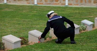 &laquo;&Omicron;&iota; &Phi;ί&lambda;&omicron;&iota; &tau;&omega;&nu; Anzac &alpha;&pi;ό &tau;&eta; &Lambda;ή&mu;&nu;&omicron;&raquo; &kappa;ό&beta;&omicron;&upsilon;&nu; &tau;&eta;&nu; &pi;&rho;&omega;&tau;&omicron;&chi;&rho;&omicron;&nu;&iota;ά&tau;&iota;&kappa;&eta; &pi;ί&tau;&alpha; &tau;&omicron;&upsilon;&sigmaf;