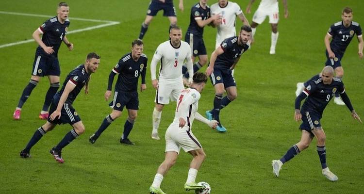 Euro 2020: &ldquo;&Kappa;&omicron;&upsilon;&tau;&sigma;ά&rdquo; &tau;&alpha; &ldquo;&Tau;&rho;ί&alpha; &Lambda;&iota;&omicron;&nu;&tau;ά&rho;&iota;&alpha;&rdquo; &sigma;&tau;&omicron; &Gamma;&omicron;&upsilon;έ&mu;&pi;&lambda;&epsilon;ϊ