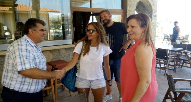 &Mu;&epsilon; &tau;&eta; &Delta;έ&sigma;&pi;&omicron;&iota;&nu;&alpha; &Beta;&alpha;&nu;&delta;ή &sigma;&upsilon;&nu;&alpha;&nu;&tau;ή&theta;&eta;&kappa;&alpha;&nu; &epsilon;&kappa;&pi;&rho;ό&sigma;&omega;&pi;&omicron;&iota; &tau;&eta;&sigmaf; &Alpha;MKE &kappa;&alpha;&iota; &tau;&omicron;&upsilon; &Omicron;&Epsilon;&Pi;&Alpha; &Delta;ή&mu;&omicron;&upsilon; &Lambda;ή&mu;&nu;&omicron;&upsilon; (photos)