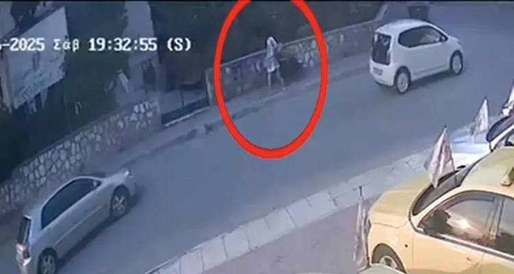 Π. Φάληρο: Η μητέρα το 2022 είχε συλληφθεί για έκθεση ανηλίκου σε κίνδυνο | Νέο βίντεο, η στιγμή που ξεκινά από το σπίτι με το καρότσι