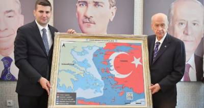 &Alpha;&pi;ά&nu;&tau;&eta;&sigma;&eta; &tau;&eta;&sigmaf; &Alpha;&theta;ή&nu;&alpha;&sigmaf; &sigma;&tau;&omicron;&nu; &pi;&rho;&omicron;&kappa;&lambda;&eta;&tau;&iota;&kappa;ό &chi;ά&rho;&tau;&eta; &tau;&omicron;&upsilon; &Mu;&pi;&alpha;&chi;&tau;&sigma;&epsilon;&lambda;ί: &laquo;&Epsilon;&pi;&iota;&theta;&epsilon;&tau;&iota;&kappa;ή &epsilon;&nu;έ&rho;&gamma;&epsilon;&iota;&alpha;, &alpha;&nu;&alpha;&mu;έ&nu;&omicron;&upsilon;&mu;&epsilon; &delta;&eta;&mu;ό&sigma;&iota;&alpha; &alpha;&pi;&omicron;&delta;&omicron;&kappa;&iota;&mu;&alpha;&sigma;ί&alpha;&raquo;