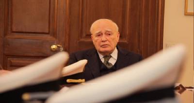 &Kappa;ά&rho;&omicron;&lambda;&omicron;&sigmaf; &Pi;&alpha;&pi;&omicron;ύ&lambda;&iota;&alpha;&sigmaf;: &Mu;&epsilon; &tau;&iota;&mu;έ&sigmaf; &alpha;&rho;&chi;&eta;&gamma;&omicron;ύ &kappa;&rho;ά&tau;&omicron;&upsilon;&sigmaf; &sigma;ή&mu;&epsilon;&rho;&alpha; &eta; &epsilon;&xi;ό&delta;&iota;&omicron;&sigmaf; &alpha;&kappa;&omicron;&lambda;&omicron;&upsilon;&theta;ί&alpha;