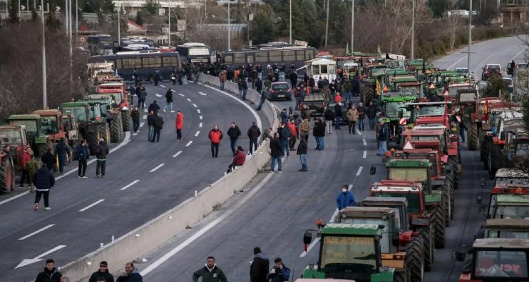 &Sigma;&epsilon; &theta;έ&sigma;&eta; &laquo;&mu;ά&chi;&eta;&sigmaf;&raquo; &omicron;&iota; &alpha;&gamma;&rho;ό&tau;&epsilon;&sigmaf;: &Kappa;&lambda;&epsilon;ί&nu;&omicron;&upsilon;&nu; &tau;&omicron; &mu;&epsilon;&sigma;&eta;&mu;έ&rho;&iota; &tau;&eta;&nu; &Epsilon;&theta;&nu;&iota;&kappa;ή &Omicron;&delta;ό &sigma;&tau;&eta; &Lambda;ά&rho;&iota;&sigma;&alpha;