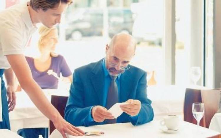 Πρόταση για πιλοτική μείωση ΦΠΑ εστίασης