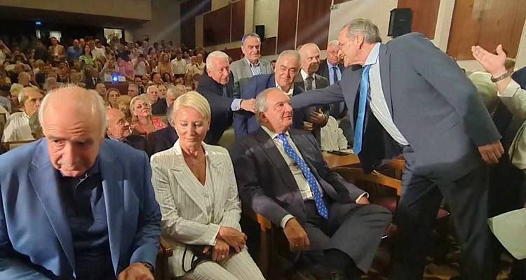 &Alpha;&theta;&alpha;&nu;&alpha;&sigma;ί&omicron;&upsilon; &kappa;&alpha;&iota; &Mu;&omicron;&upsilon;&tau;&zeta;&omicron;ύ&rho;&eta;&sigmaf; &mu;&alpha;&zeta;ί &sigma;&tau;&eta;&nu; &omicron;&mu;&iota;&lambda;ί&alpha; &Sigma;&alpha;&mu;ά&rho;&alpha; &kappa;&alpha;&iota; &Kappa;&alpha;&rho;&alpha;&mu;&alpha;&nu;&lambda;ή &sigma;&tau;&omicron; &Pi;&omicron;&lambda;&epsilon;&mu;&iota;&kappa;ό &Mu;&omicron;&upsilon;&sigma;&epsilon;ί&omicron;