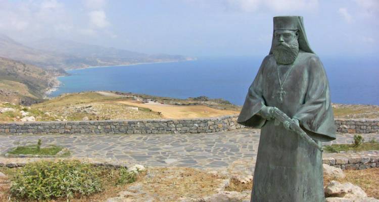 Το άγαλμα του ηγούμενου έξω από τη Μονή Πρέβελης