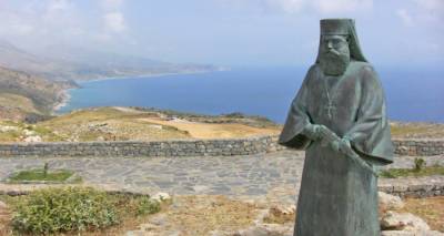 Το άγαλμα του ηγούμενου έξω από τη Μονή Πρέβελης