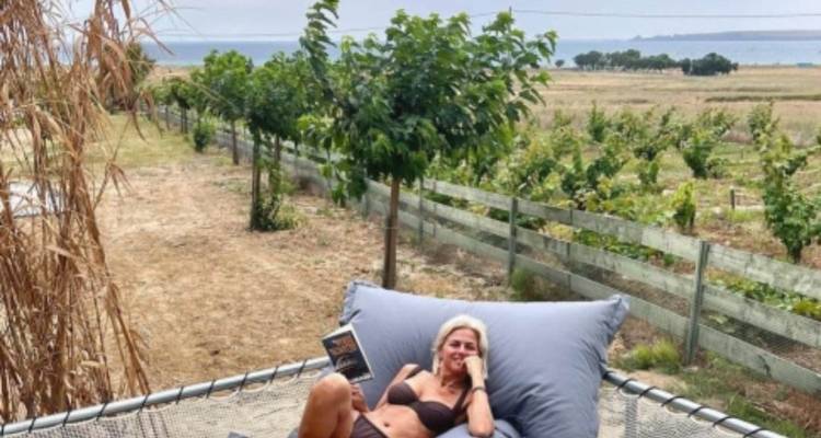 &Chi;&rho;&iota;&sigma;&tau;ί&nu;&alpha; &Kappa;&omicron;&nu;&tau;&omicron;&beta;ά: &Sigma;&tau;&eta; &Lambda;ή&mu;&nu;&omicron; &mu;&epsilon; &tau;&eta;&nu; Ada &gamma;&iota;&alpha; surf