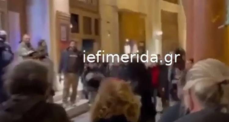 &Beta;ί&nu;&tau;&epsilon;&omicron;: &Eta; &sigma;&tau;&iota;&gamma;&mu;ή &pi;&omicron;&upsilon; &kappa;&omicron;&upsilon;&kappa;&omicron;&upsilon;&lambda;&omicron;&phi;ό&rho;&omicron;&sigmaf; &chi;&tau;&upsilon;&pi;ά &mu;&epsilon; &kappa;&rho;ά&nu;&omicron;&sigmaf; &alpha;&sigma;&tau;&upsilon;&nu;&omicron;&mu;&iota;&kappa;ό &sigma;&tau;&omicron; &pi;&rho;ό&sigma;&omega;&pi;&omicron;, έ&xi;&omega; &alpha;&pi;ό &tau;&omicron; &Omicron;&lambda;ύ&mu;&pi;&iota;&omicron;&nu; &sigma;&tau;&eta; &Theta;&epsilon;&sigma;&sigma;&alpha;&lambda;&omicron;&nu;ί&kappa;&eta;