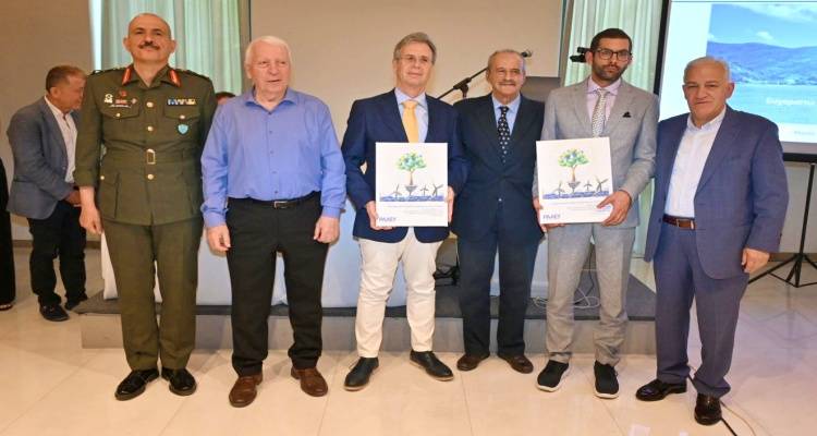 &Lambda;. &Kappa;&upsilon;&rho;ί&zeta;&omicron;&gamma;&lambda;&omicron;&upsilon; &alpha;&pi;ό &tau;&eta; &Lambda;ή&mu;&nu;&omicron;: &laquo;&Omicron;&iota; &Delta;ή&mu;&omicron;&iota; &pi;&rho;έ&pi;&epsilon;&iota; &nu;&alpha; &epsilon;ί&nu;&alpha;&iota; &pi;&rho;&omega;&tau;&alpha;&gamma;&omega;&nu;&iota;&sigma;&tau;έ&sigmaf; &sigma;&tau;&eta;&nu; &epsilon;&nu;&epsilon;&rho;&gamma;&epsilon;&iota;&alpha;&kappa;ή &mu;&epsilon;&tau;ά&beta;&alpha;&sigma;&eta;&raquo;