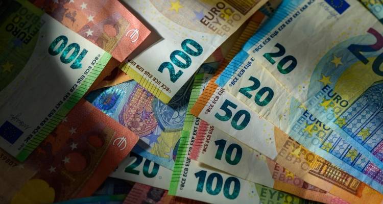 Η ΕΚΤ αλλάζει τα χαρτονομίσματα του ευρώ | Τα δύο υποψήφια μοτίβα και η παρουσία της Μαρίας Κάλλας