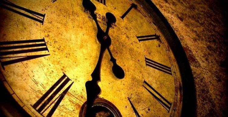 &Alpha;&lambda;&lambda;ά&zeta;&epsilon;&iota; &eta; ώ&rho;&alpha; &tau;&eta;&nu; &Kappa;&upsilon;&rho;&iota;&alpha;&kappa;ή