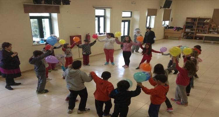 &Eta; &omicron;&mu;ά&delta;&alpha; &laquo;Happy Times in Lemnos&raquo; &mu;&omicron;ί&rho;&alpha;&sigma;&epsilon; &chi;&alpha;&mu;ό&gamma;&epsilon;&lambda;&alpha; &sigma;&tau;&eta;&nu; &Alpha;&tau;&sigma;&iota;&kappa;ή (photos)