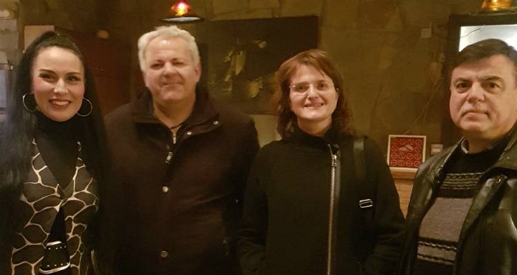 &Lambda;ή&mu;&nu;&omicron;&sigmaf;: &Sigma;&upsilon;&nu;ά&nu;&tau;&eta;&sigma;&eta; &pi;&rho;&omicron;έ&delta;&rho;&omicron;&upsilon; &kappa;&alpha;&iota; &mu;&epsilon;&lambda;ώ&nu; &tau;&eta;&sigmaf; &Delta;&eta;&mu;&omicron;&tau;&iota;&kappa;ή&sigmaf; &Kappa;&omicron;&iota;&nu;ό&tau;&eta;&tau;&alpha;&sigmaf; &Mu;ύ&rho;&iota;&nu;&alpha;&sigmaf; &mu;&epsilon; &tau;&eta; &Chi;&alpha;&rho;&iota;&tau;ί&nu;&eta; &Phi;&omega;&tau;&omicron;&pi;&omicron;ύ&lambda;&omicron;&upsilon;