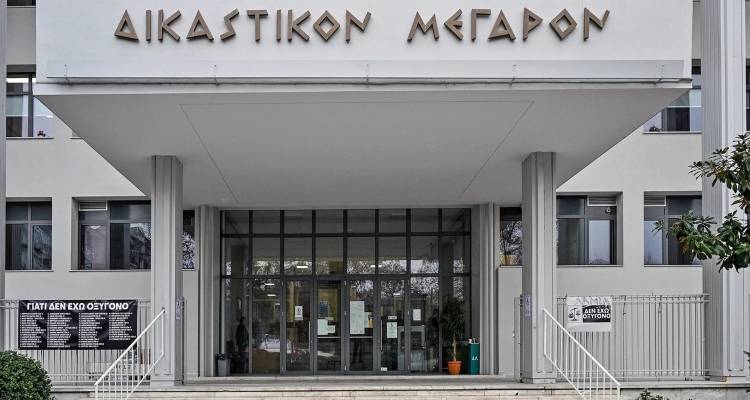 Ά&rho;&epsilon;&iota;&omicron;&sigmaf; &Pi;ά&gamma;&omicron;&sigmaf;: &Omicron;&rho;&iota;&sigma;&tau;&iota;&kappa;ά &sigma;&tau;&eta; &Lambda;ά&rho;&iota;&sigma;&alpha; &eta; &delta;ί&kappa;&eta; &gamma;&iota;&alpha; &tau;&alpha; &Tau;έ&mu;&pi;&eta; -&Alpha;&pi;&omicron;&rho;&rho;ί&phi;&theta;&eta;&kappa;&alpha;&nu; &omicron;&iota; &pi;&rho;&omicron;&sigma;&phi;&upsilon;&gamma;έ&sigmaf; &tau;&omega;&nu; &sigma;&upsilon;&gamma;&gamma;&epsilon;&nu;ώ&nu; &gamma;&iota;&alpha; &alpha;&lambda;&lambda;&alpha;&gamma;ή έ&delta;&rho;&alpha;&sigmaf;