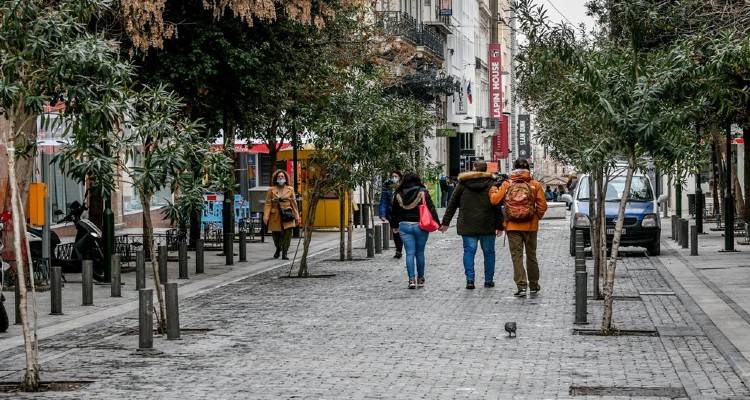 Lockdown: &laquo;&Mu;έ&nu;&omicron;&upsilon;&mu;&epsilon; &mu;έ&sigma;&alpha;&raquo; &kappa;&alpha;&iota; &tau;&iota;&sigmaf; &pi;&rho;ώ&tau;&epsilon;&sigmaf; &epsilon;&beta;&delta;&omicron;&mu;ά&delta;&epsilon;&sigmaf; &tau;&omicron;&upsilon; &Mu;&alpha;&rho;&tau;ί&omicron;&upsilon; - Έ&rho;&chi;&epsilon;&tau;&alpha;&iota; &nu;έ&omicron; &pi;&alpha;&kappa;έ&tau;&omicron; &mu;έ&tau;&rho;&omega;&nu;