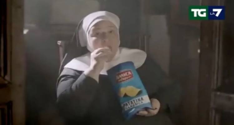 Ιταλία: Σάλος από τη διαφήμιση με μοναχές να τρώνε πατατάκια αντί για όστια - «Είναι βλάσφημη»